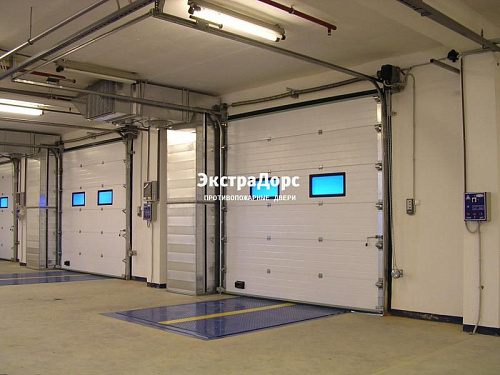 Подъемные автоматические противопожарные ворота с окнами
