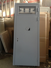 Огнеупорная дверь с выпадающим порогом и решёткой